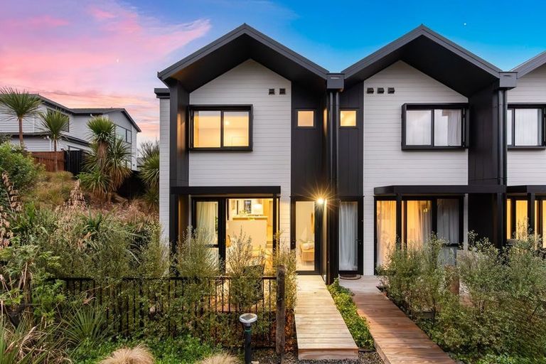 Photo of property in 2e Nerita Place, Long Bay, Auckland, 0630