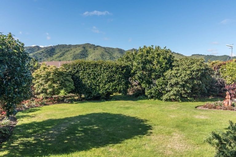 Photo of property in 3 Rewarewa Crescent, Waikanae, 5036