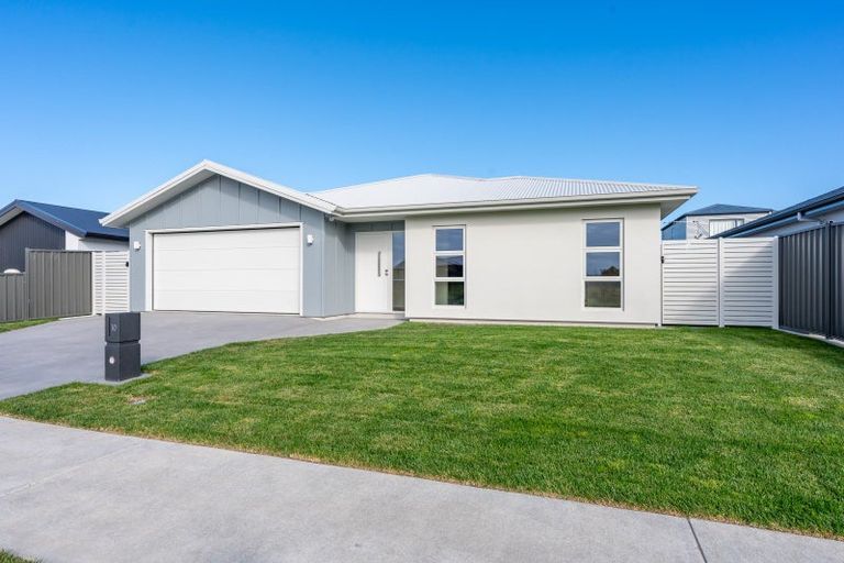 Photo of property in 10 Cassin Place, Taradale, 4112