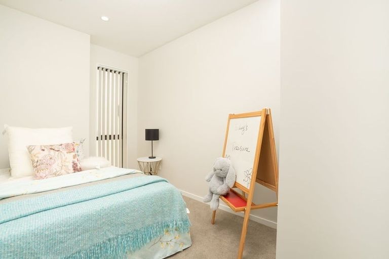 Photo of property in 2 Mikoikoi Crescent, Mangere Bridge, Auckland, 2022