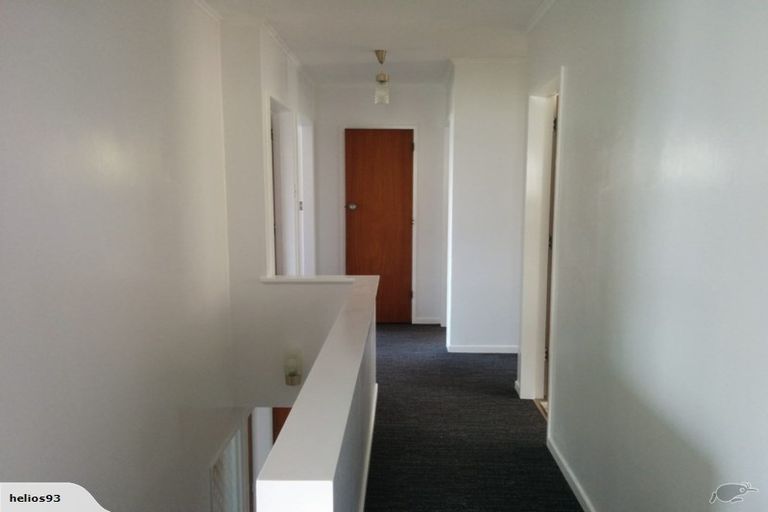 Photo of property in 19 Somes Crescent, Newlands, Wellington, 6037