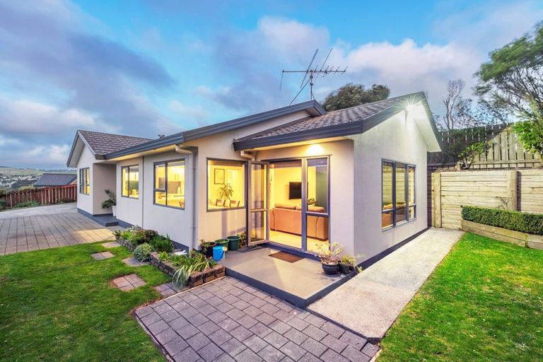 Photo of property in 2 Alister Way, Churton Park, Wellington, 6037