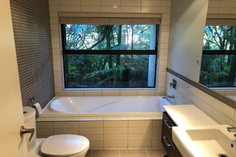 Photo of property in 48 Newbury Place, Schnapper Rock, Auckland, 0632