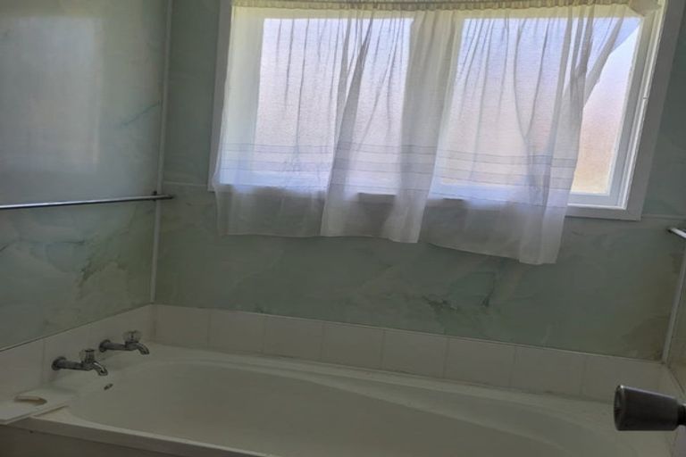 Photo of property in 15 Craigbank Avenue, New Lynn, Auckland, 0600