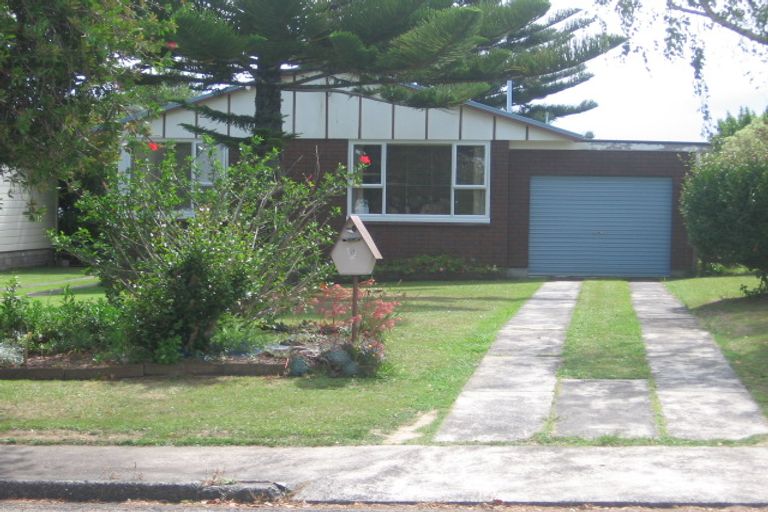 Photo of property in 8 Deuxberry Avenue, Northcote, Auckland, 0627