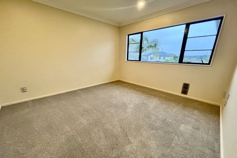 Photo of property in 5 Maidstone Place, Oteha, Auckland, 0632