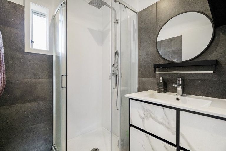 Photo of property in 2/43 Archers Road, Hillcrest, Auckland, 0629
