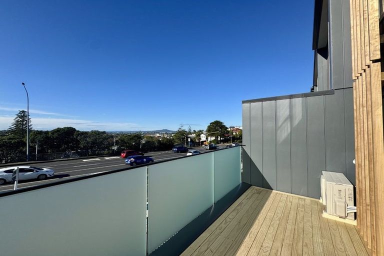 Photo of property in 1/506 Glenfield Road, Bayview, Auckland, 0629