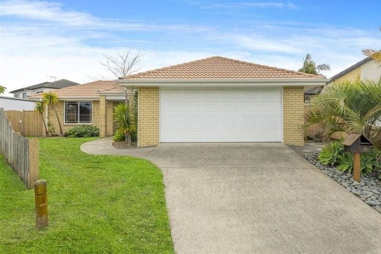 Photo of property in 16 Karson Place, Flat Bush, Auckland, 2016