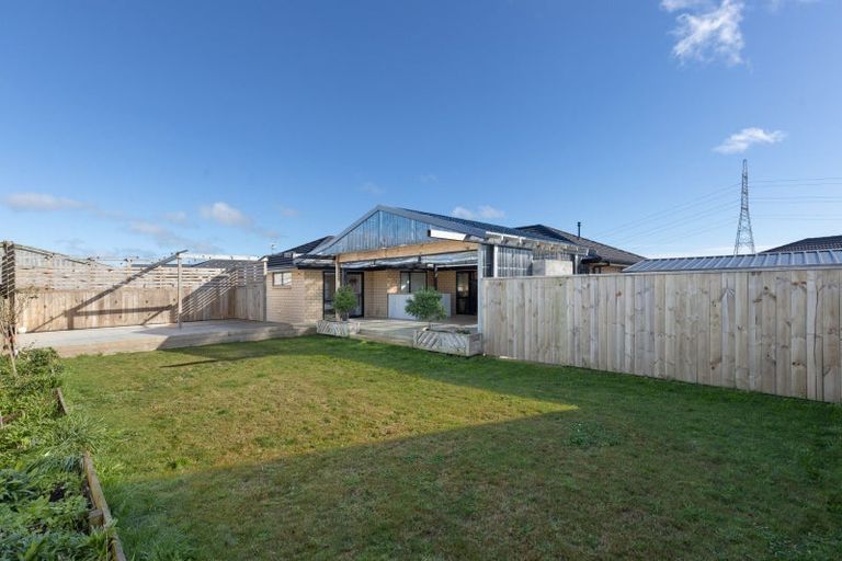Photo of property in 17 Cyprus Place, Fitzherbert, Palmerston North, 4410