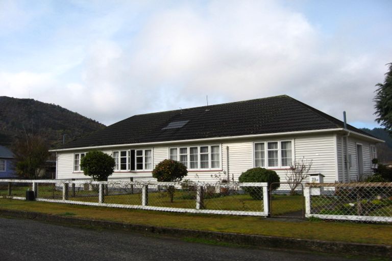 Photo of property in 21a/b Herald Street, Reefton, 7830