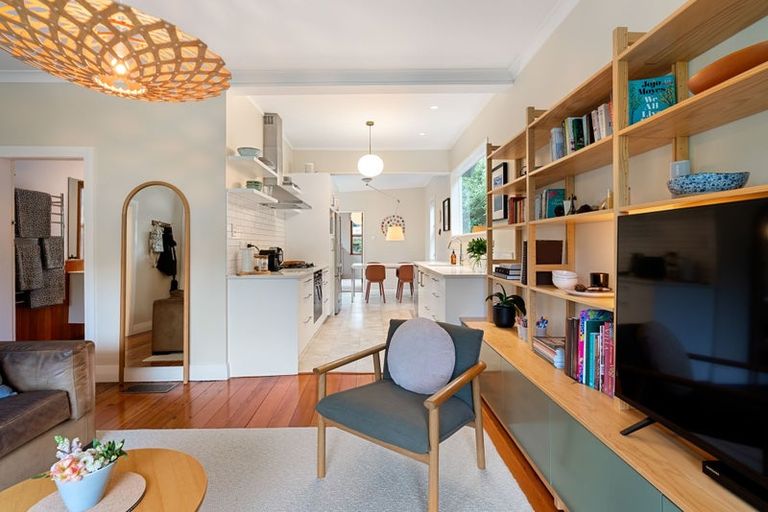 Photo of property in 71 Severn Street, Island Bay, Wellington, 6023