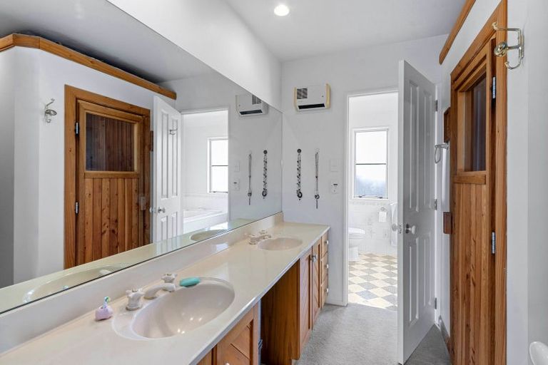 Photo of property in 25 Brockhall Lane, Avonhead, Christchurch, 8042