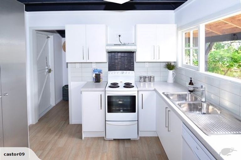 Photo of property in 8 Poplar Road, Stanmore Bay, Whangaparaoa, 0932