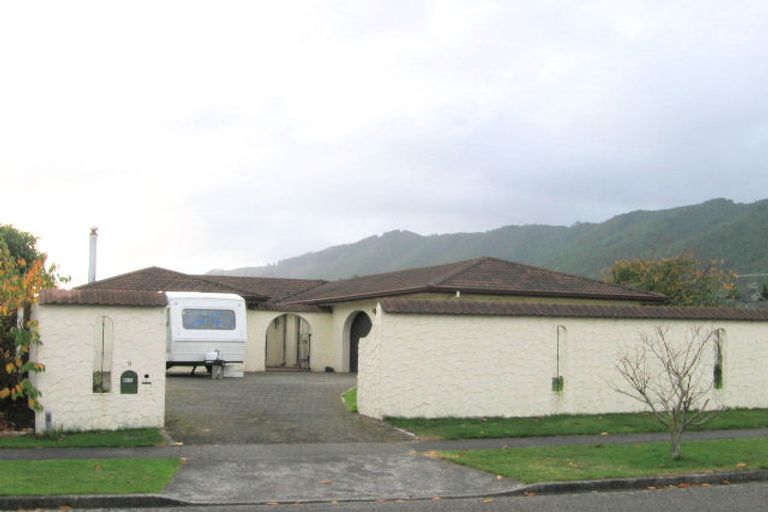 Photo of property in 9 Rewarewa Crescent, Waikanae, 5036