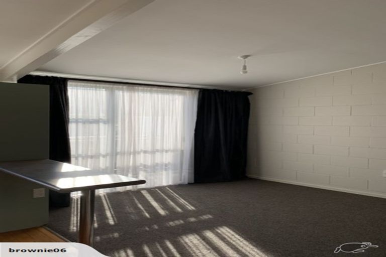 Photo of property in 21f7 Collins Avenue, Tawa, Wellington, 5028