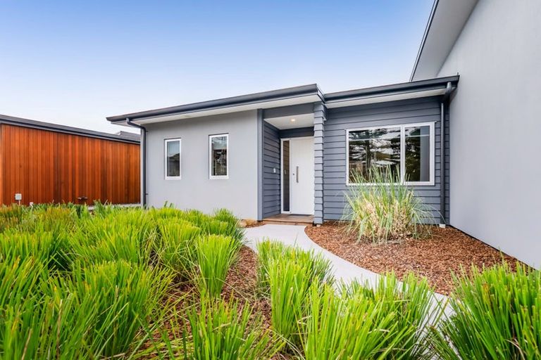 Photo of property in 4 Kakariki Lane, Waiwhakaiho, New Plymouth, 4312