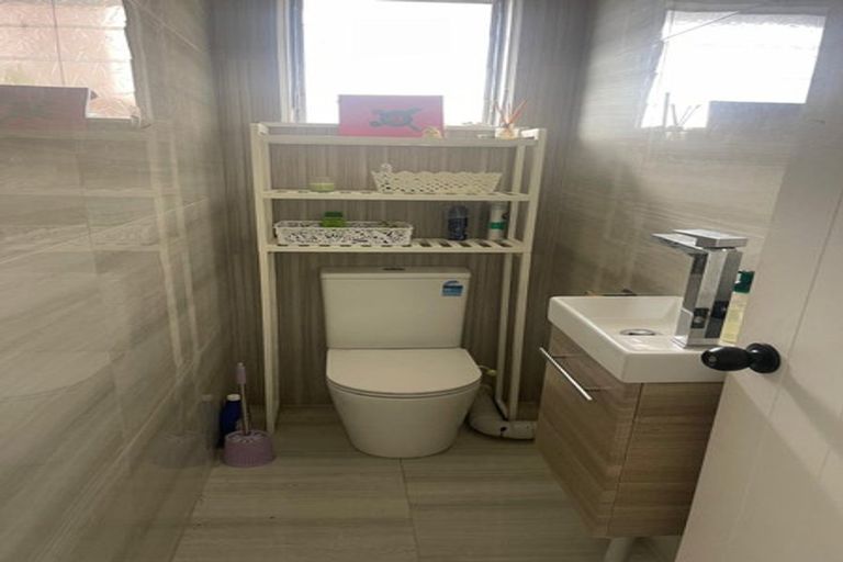 Photo of property in 25 Sovereign Place, Glenfield, Auckland, 0629