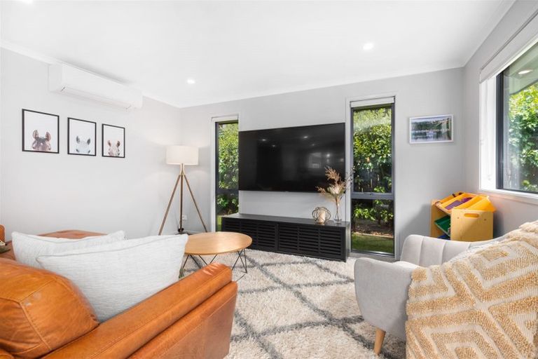 Photo of property in 31 Mooring Close, Whitby, Porirua, 5024