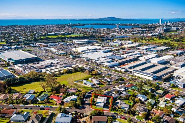 Photo of property in 12 Locket Road, Glenfield, Auckland, 0629