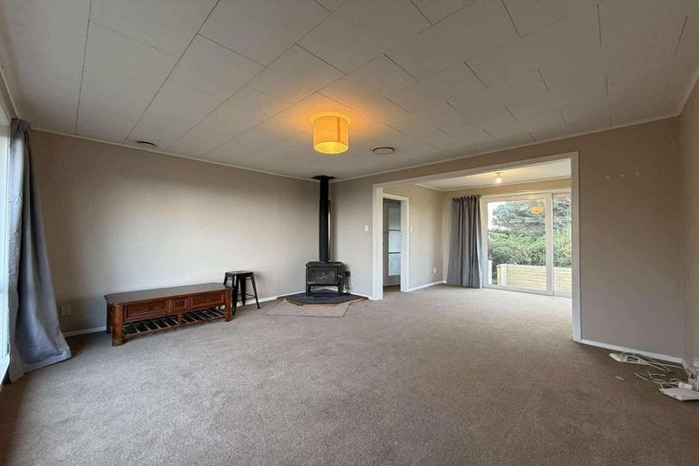 Photo of property in 52 Ruskin Road, Newlands, Wellington, 6037