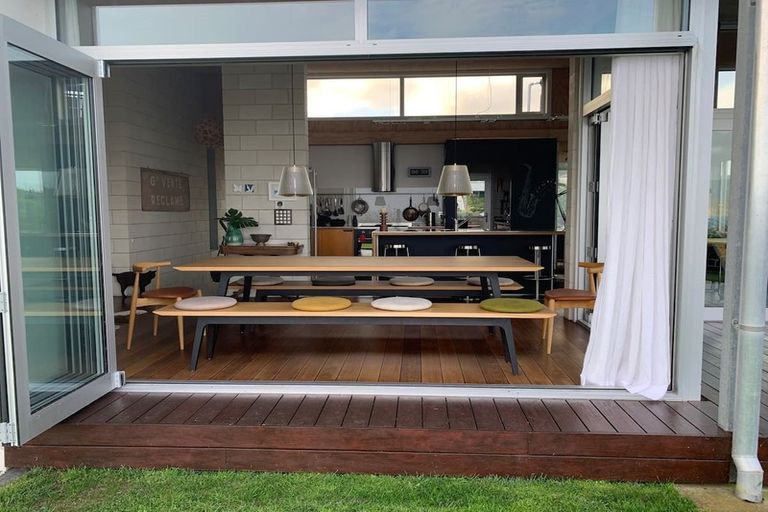 Photo of property in 15 Hungerford Road, Lyall Bay, Wellington, 6022