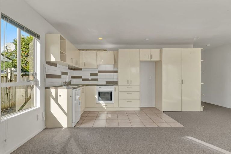 Photo of property in 2/57 Gladstone Road, Northcote, Auckland, 0627