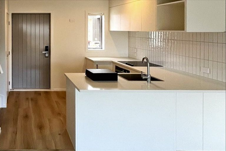 Photo of property in 2 Mikoikoi Crescent, Mangere Bridge, Auckland, 2022