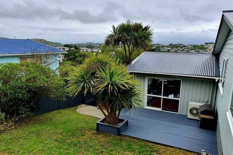 Photo of property in 9 Salford Street, Newlands, Wellington, 6037