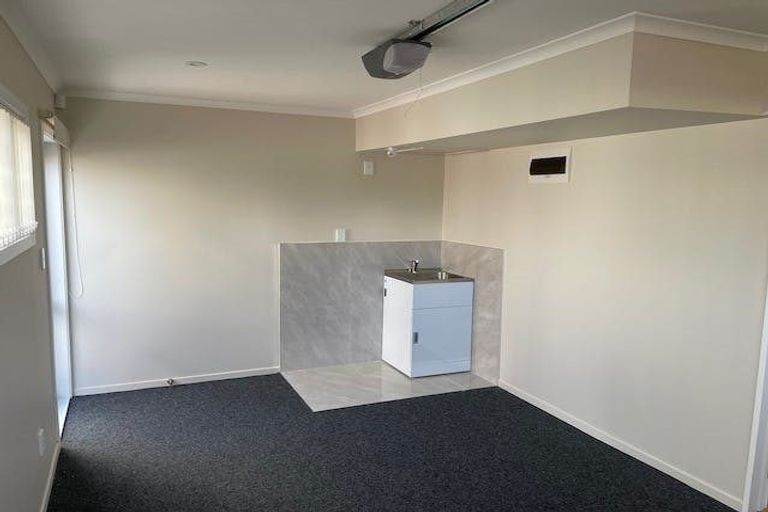 Photo of property in 3a Edwards Avenue, Henderson, Auckland, 0610