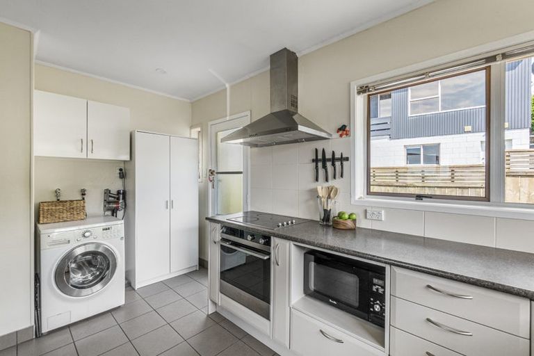 Photo of property in 2/12 Girrahween Drive, Totara Vale, Auckland, 0629