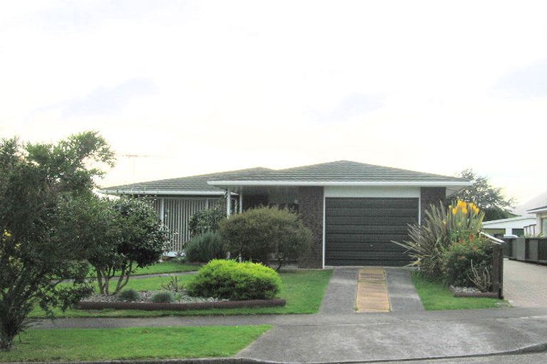 Photo of property in 11 Rewarewa Crescent, Waikanae, 5036