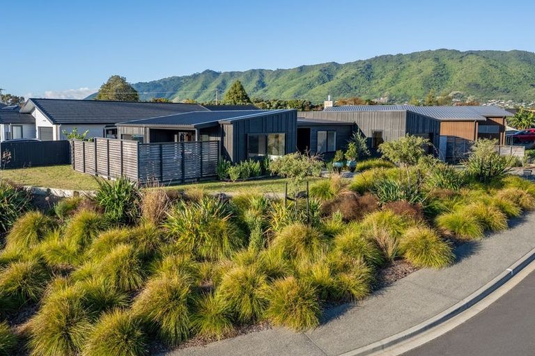 Photo of property in 9 Kaiwaru Place, Waikanae, 5036