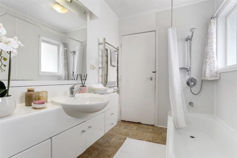 Photo of property in 1 Kotuku Street, Te Atatu Peninsula, Auckland, 0610