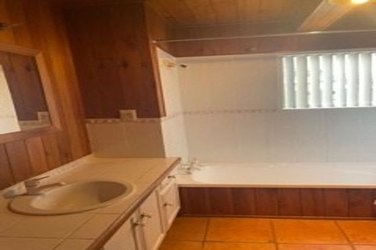 Photo of property in 96 Carnoustie Drive, Wattle Downs, Auckland, 2103