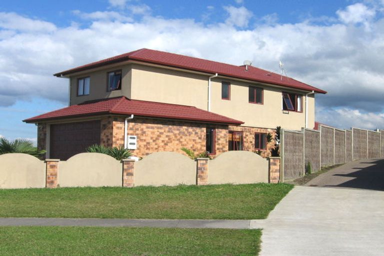 Photo of property in 21 Onemana Way, Te Atatu Peninsula, Auckland, 0610