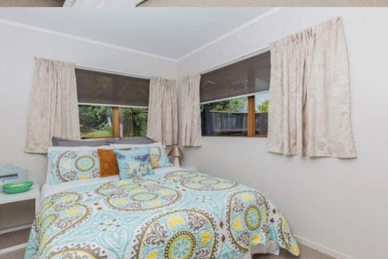 Photo of property in 2/14 Hollyhock Place, Browns Bay, Auckland, 0630