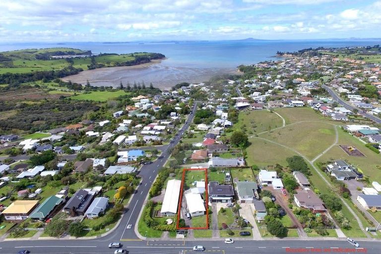 Photo of property in 1425 Whangaparaoa Road, Army Bay, Whangaparaoa, 0930