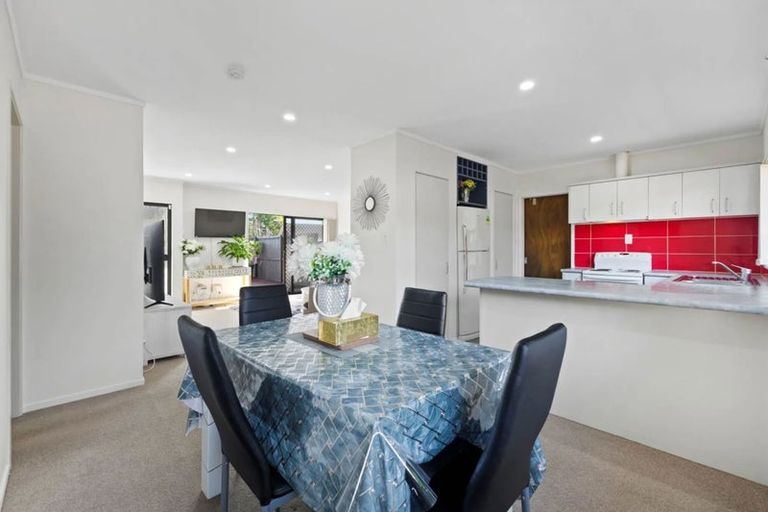 Photo of property in 2/30 Kindergarten Drive, Conifer Grove, Takanini, 2112