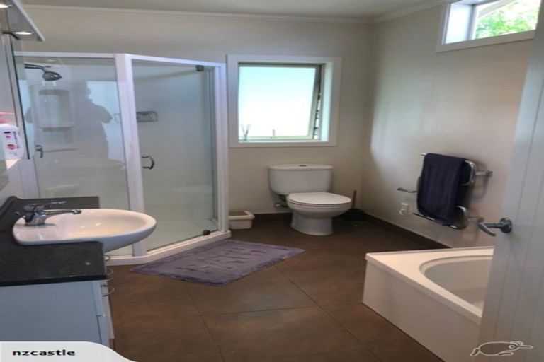 Photo of property in 1/16 Rothesay Bay Road, Rothesay Bay, Auckland, 0630