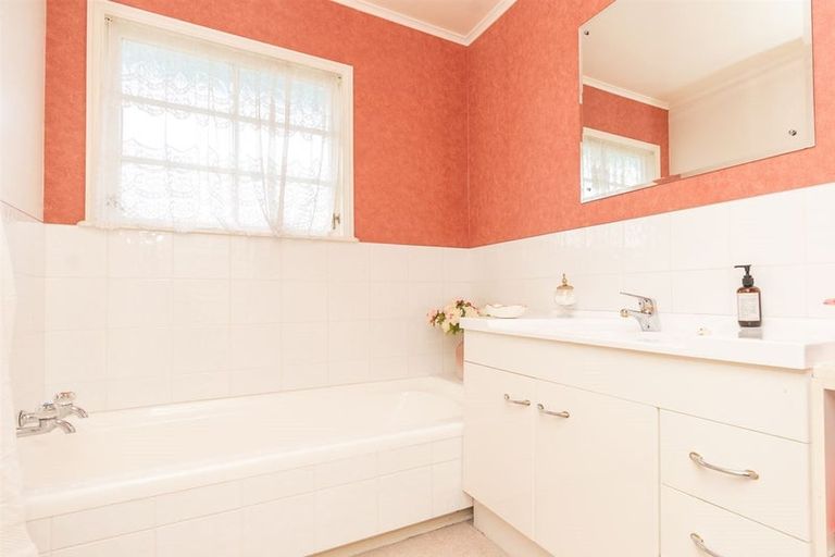 Photo of property in 65 Poaka Avenue, Dinsdale, Hamilton, 3204