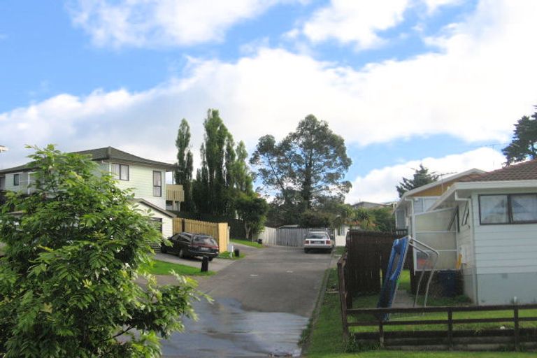 Photo of property in 24 Halloran Place, Massey, Auckland, 0614