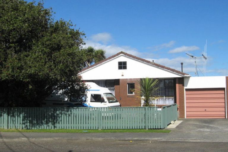 Photo of property in 2 Saint Annes Street, Levin, 5510