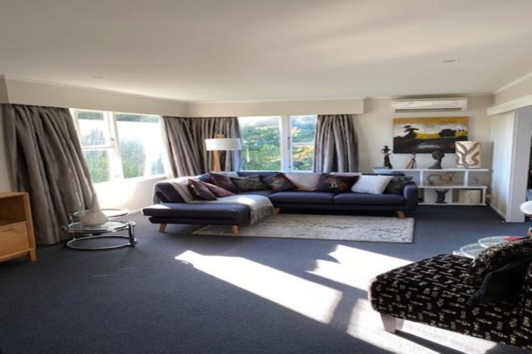Photo of property in 32 Oswald Crescent, Paparangi, Wellington, 6037