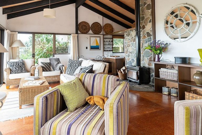 Photo of property in 43 Field Way, Waikanae Beach, Waikanae, 5036