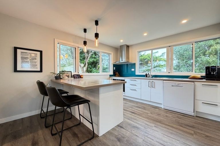 Photo of property in 98 Glanmire Road, Newlands, Wellington, 6037