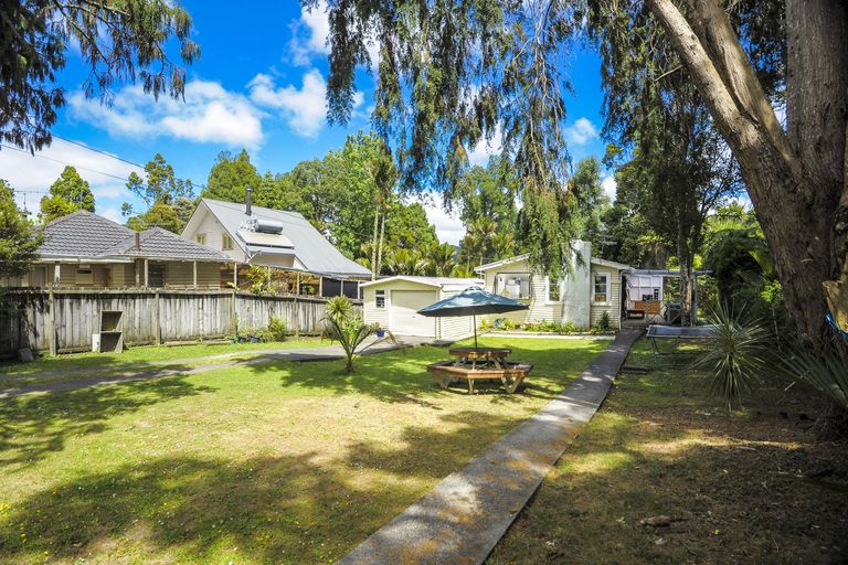 Photo of property in 25 Hollywood Avenue, Titirangi, Auckland, 0604