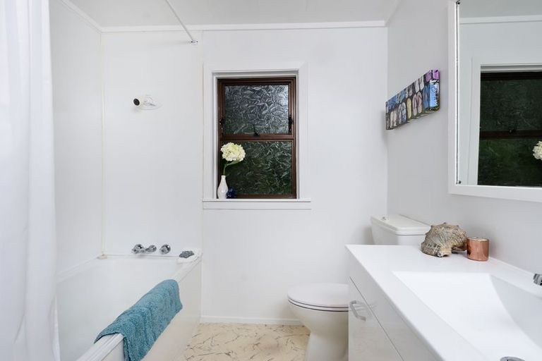 Photo of property in 60 Newington Road, Henderson, Auckland, 0612