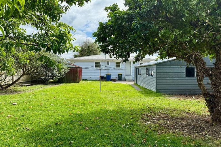 Photo of property in 46 Taipari Road, Te Atatu Peninsula, Auckland, 0610