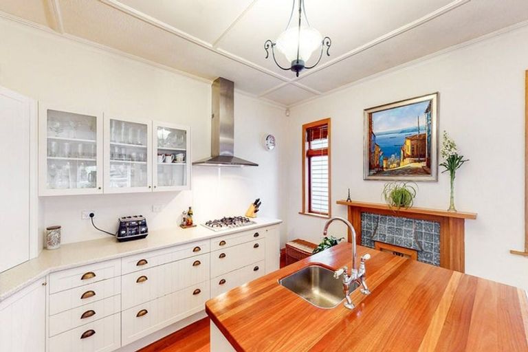 Photo of property in 74 Glenmore Street, Northland, Wellington, 6012